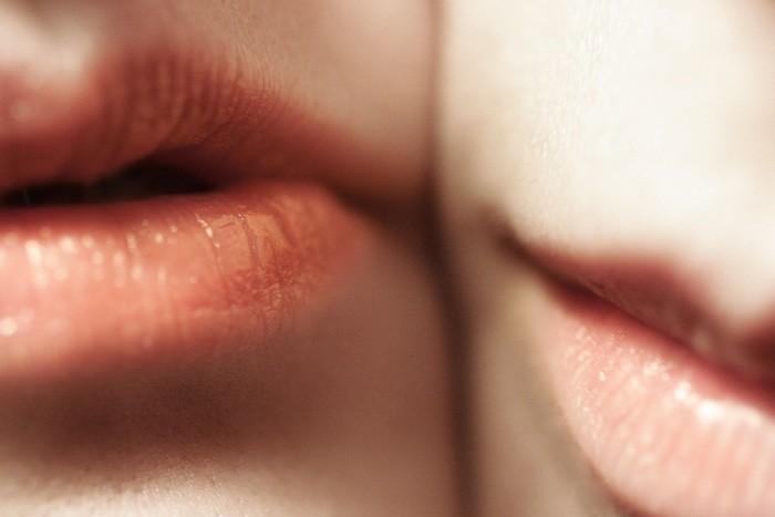 口臭は臭わないのにキスが臭い理由って？