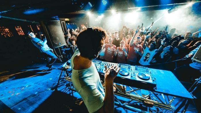 彼氏が華やかでモテモテなDJ!DJ彼氏あるあるや上手な付き合い方って?