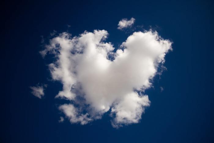 2)ハート型の雲を見つけて撮影して、携帯の待ち受け画面にする
